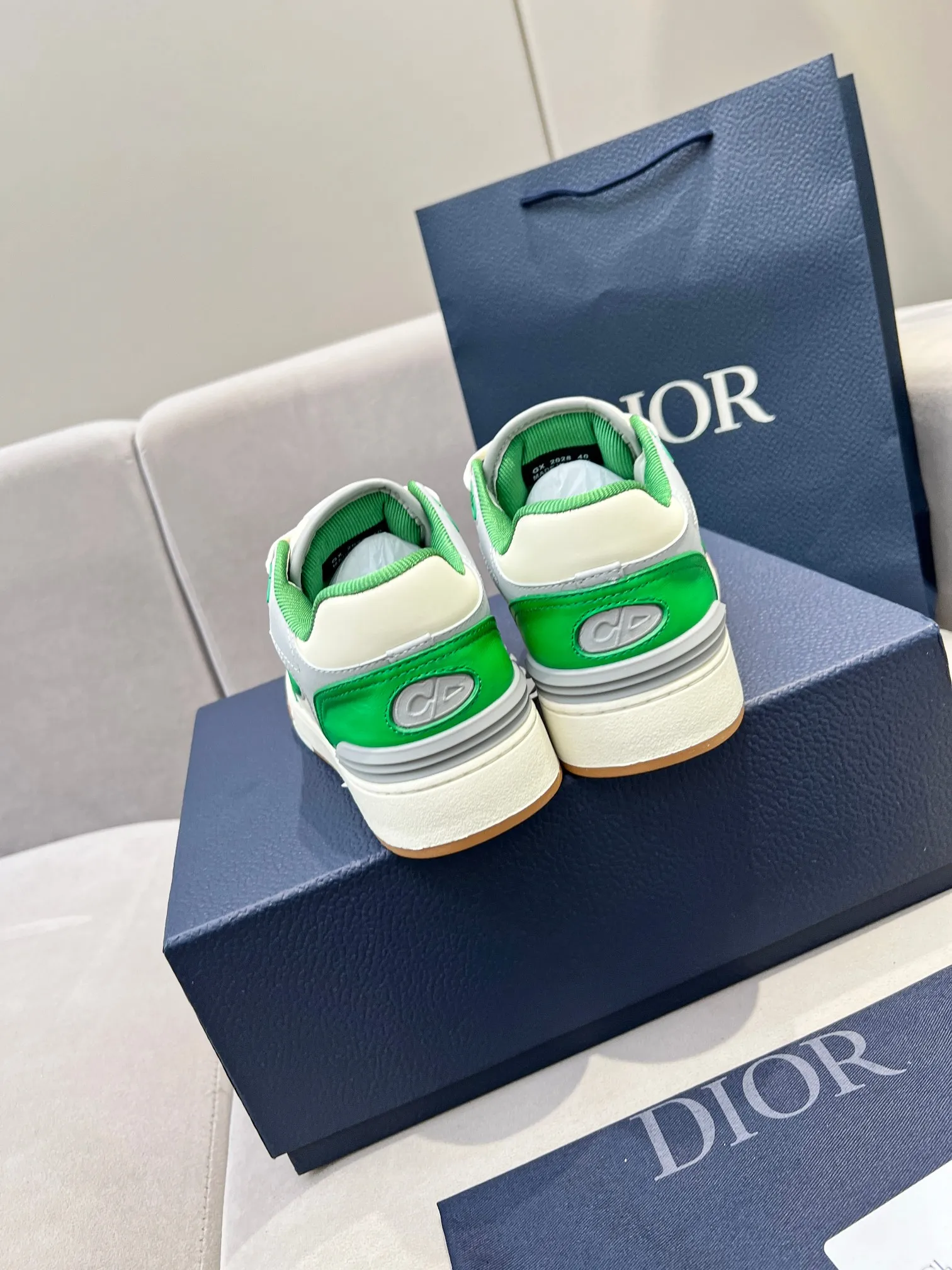 Men's Men's Shoes 💰600 Dior DiorB57 top version of low-top sneakers! ! ! Green with beige smooth first-layer cowhide, fully oiled edges, T men's shoes 💰U outsole.  The 2024 autumn men's wear series has made a wonderful debut, a new classic item launched by Dior. Crafted from smooth first-grain cow leather in vibrant green and beige, it's accented with tonal Oblique embossed labels on the sides. The distinctive laces of the same color match the color of the shoe body, and the opening and closing are decorated with various classic details on the tongue, sole and back side to enhance the style. The eyelet details, upper stitching and heel strip panels of the same color highlight the dynamic charm of its sports style. Exclusive two-color molded T men's shoes 💰U outsole is light, comfortable, non-slip and wear-resistant, the mesh lining and feet are customized with original colors, soft and breathable. Exquisite production technology highlights the grade, and can be matched with all kinds of clothing to create a refined look.